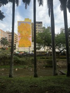 Imagen de edificios en una calle de Cali, Colombia.